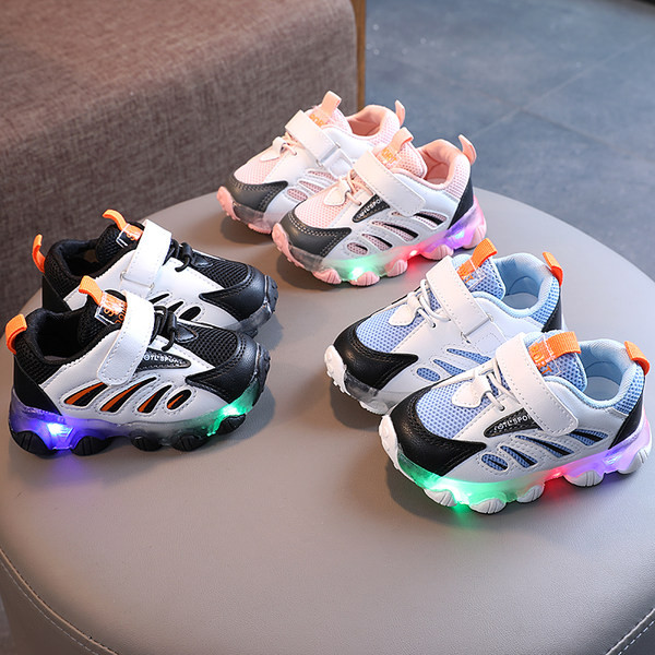 Μοντέρνα παιδικά αθλητικά παπούτσια με φωτεινά πέλματα κατάλληλα για αγόρια ή κορίτσια