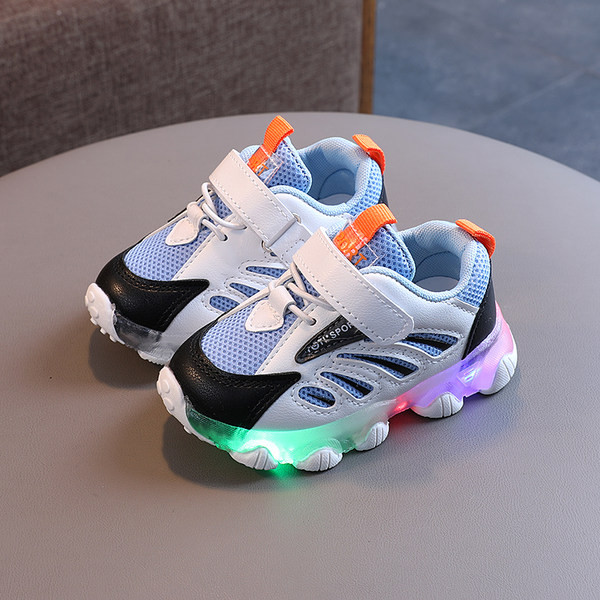 Μοντέρνα παιδικά αθλητικά παπούτσια με φωτεινά πέλματα κατάλληλα για αγόρια ή κορίτσια