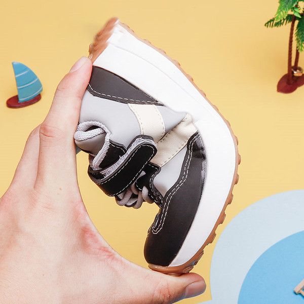 Aktuális gyerek tornacipő fiúknak nyakkendővel és tépőzárral