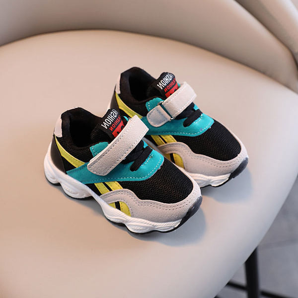 Νέο μοντέλο παιδικά αθλητικά παπούτσια  με δίχτυα και κούμπωμα velcro