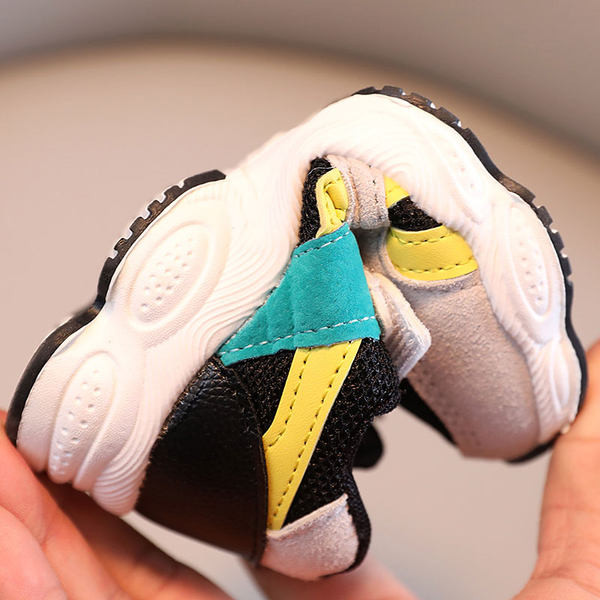 Νέο μοντέλο παιδικά αθλητικά παπούτσια  με δίχτυα και κούμπωμα velcro