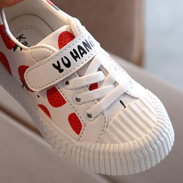 Σύγχρονα παιδικά αθλητικά παπούτσια σε διαφορετικά μοντέλα για αγόρια και κορίτσια