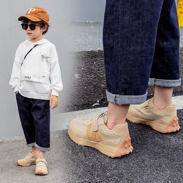 Σύγχρονα παιδικά αθλητικά παπούτσια για κορίτσια με κορδόνια και επιγραφή