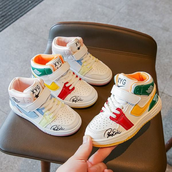 Παιδικά αθλητικά παπούτσια με επιγραφές και στερέωση βελκρό