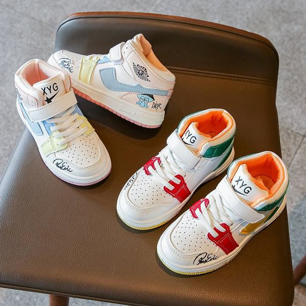 Παιδικά αθλητικά παπούτσια με επιγραφές και στερέωση βελκρό