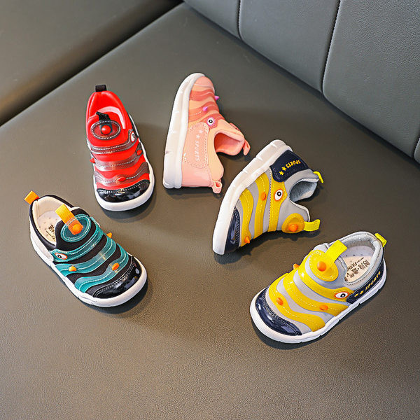 Σύγχρονα παιδικά αθλητικά παπούτσια με επίπεδη σόλα και επιγραφή