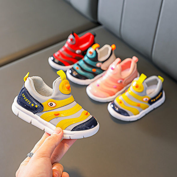 Σύγχρονα παιδικά αθλητικά παπούτσια με επίπεδη σόλα και επιγραφή