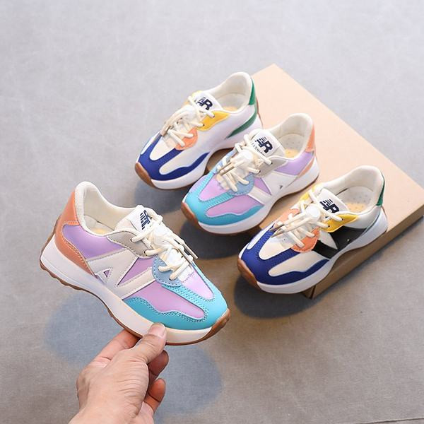 Παιδικά αθλητικά παπούτσια με κορδόνια και χρωματιστό μοτίβο