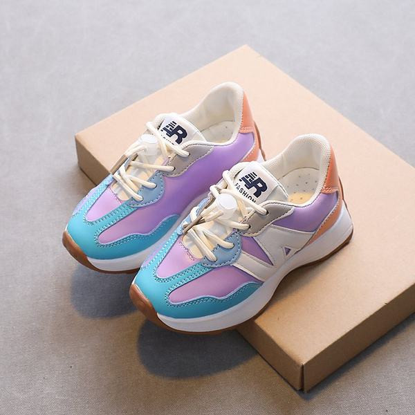 Παιδικά αθλητικά παπούτσια με κορδόνια και χρωματιστό μοτίβο