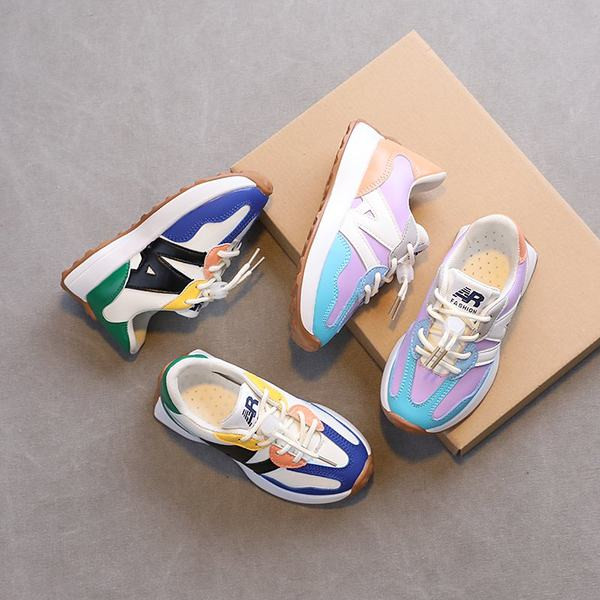 Παιδικά αθλητικά παπούτσια με κορδόνια και χρωματιστό μοτίβο