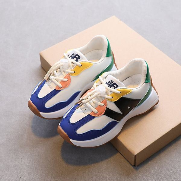 Παιδικά αθλητικά παπούτσια με κορδόνια και χρωματιστό μοτίβο