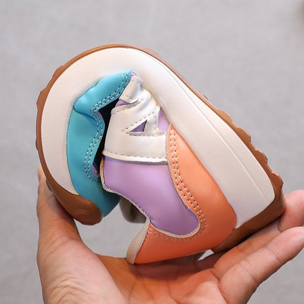 Παιδικά αθλητικά παπούτσια με κορδόνια και χρωματιστό μοτίβο