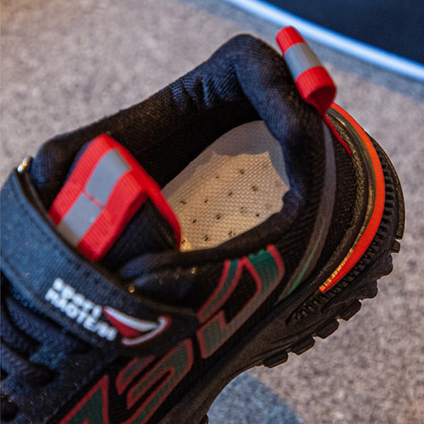 Παιδικά μοντέρνα αθλητικά παπούτσια για αγόρια με κορδόνια και πλέγμα