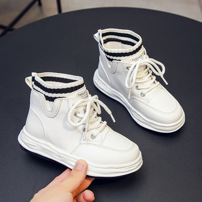 Παιδικά αθλητικά παπούτσια με κορδόνια και επίπεδη σόλα σε λευκό και μαύρο χρώμα