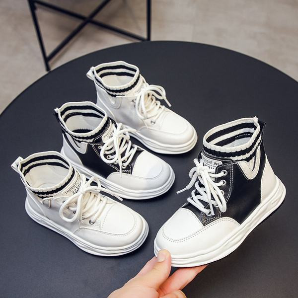 Παιδικά αθλητικά παπούτσια με κορδόνια και επίπεδη σόλα σε λευκό και μαύρο χρώμα