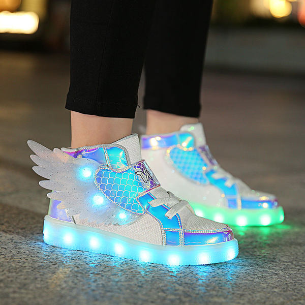 Νέο μοντέλο παιδικά αθλητικά παπούτσια  με τρισδιάστατο στοιχείο και φωτεινά πέλματα