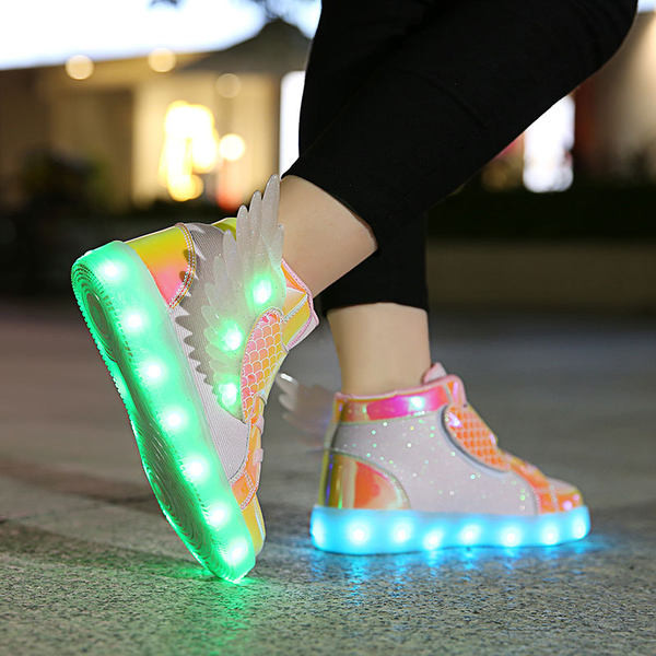 Νέο μοντέλο παιδικά αθλητικά παπούτσια  με τρισδιάστατο στοιχείο και φωτεινά πέλματα