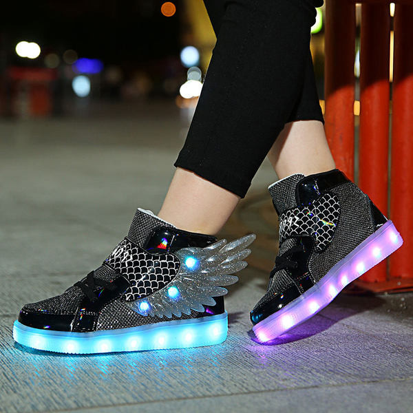 Νέο μοντέλο παιδικά αθλητικά παπούτσια  με τρισδιάστατο στοιχείο και φωτεινά πέλματα