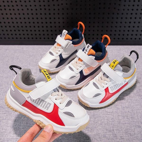 Dječje tenisice s naljepnicom i ravnim potplatom