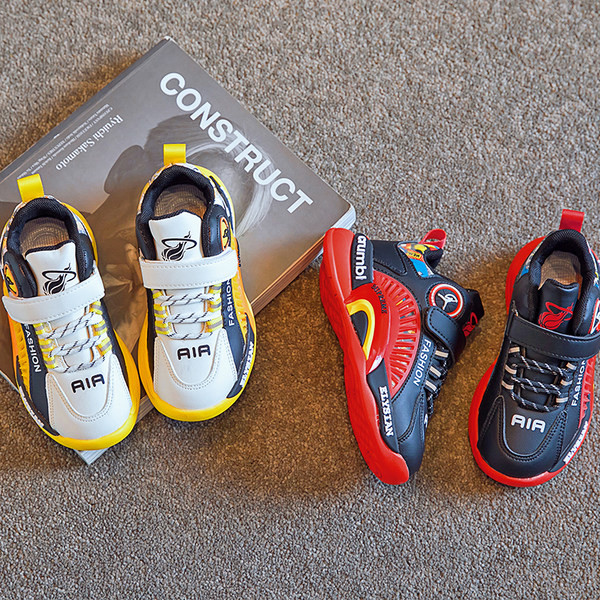 Ležerne tenisice s naljepnicama - za dječake