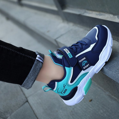 Μοντέρνα παιδικά αθλητικά παπούτσια για αγόρια με επιγραφή και κορδόνια