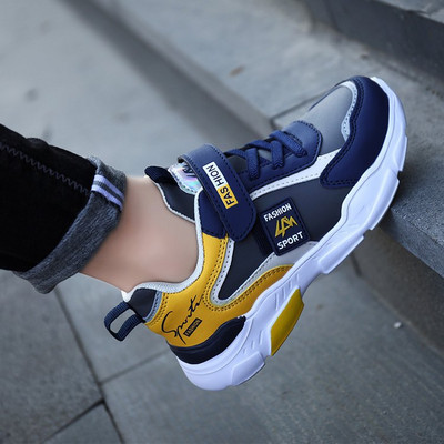 Μοντέρνα παιδικά αθλητικά παπούτσια για αγόρια με επιγραφή και κορδόνια