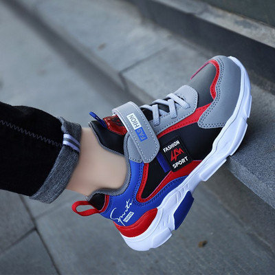 Μοντέρνα παιδικά αθλητικά παπούτσια για αγόρια με επιγραφή και κορδόνια