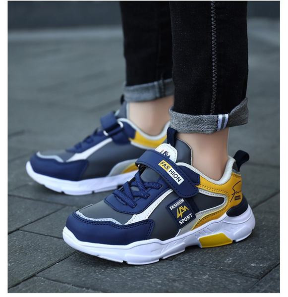 Μοντέρνα παιδικά αθλητικά παπούτσια για αγόρια με επιγραφή και κορδόνια