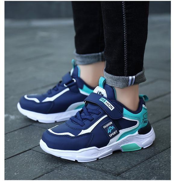 Μοντέρνα παιδικά αθλητικά παπούτσια για αγόρια με επιγραφή και κορδόνια