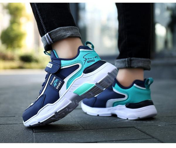 Μοντέρνα παιδικά αθλητικά παπούτσια για αγόρια με επιγραφή και κορδόνια