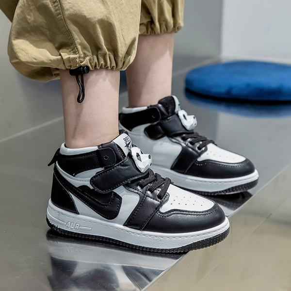 Παιδικά αθλητικά παπούτσια με κορδόνια και επίπεδη σόλα - δύο χρώματα