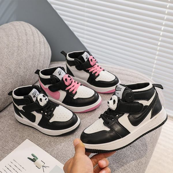 Παιδικά αθλητικά παπούτσια με κορδόνια και επίπεδη σόλα - δύο χρώματα