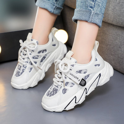 Μοντέρνα αθλητικά παπούτσια για κορίτσια με τραχιά σόλα