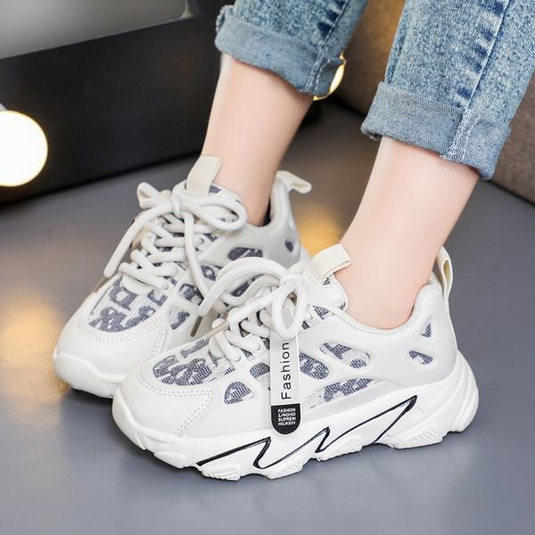 Μοντέρνα αθλητικά παπούτσια για κορίτσια με τραχιά σόλα