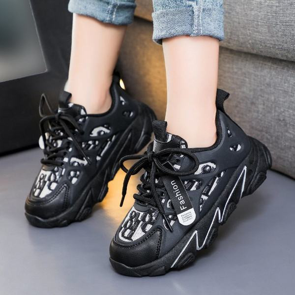 Μοντέρνα αθλητικά παπούτσια για κορίτσια με τραχιά σόλα