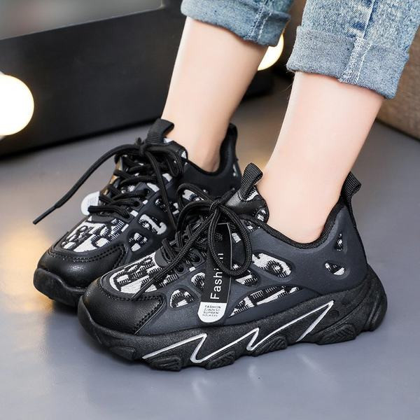 Μοντέρνα αθλητικά παπούτσια για κορίτσια με τραχιά σόλα