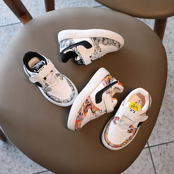 Μοντέρνα παιδικά αθλητικά παπούτσια με επίπεδη σόλα και απλικέ