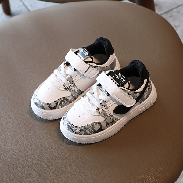 Μοντέρνα παιδικά αθλητικά παπούτσια με επίπεδη σόλα και απλικέ