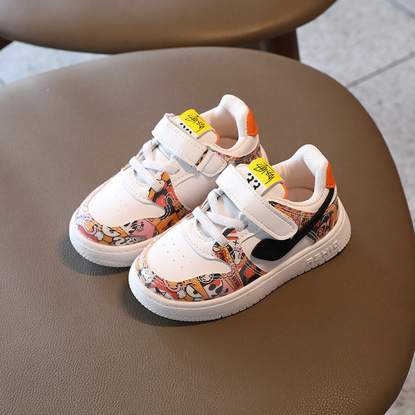 Μοντέρνα παιδικά αθλητικά παπούτσια με επίπεδη σόλα και απλικέ