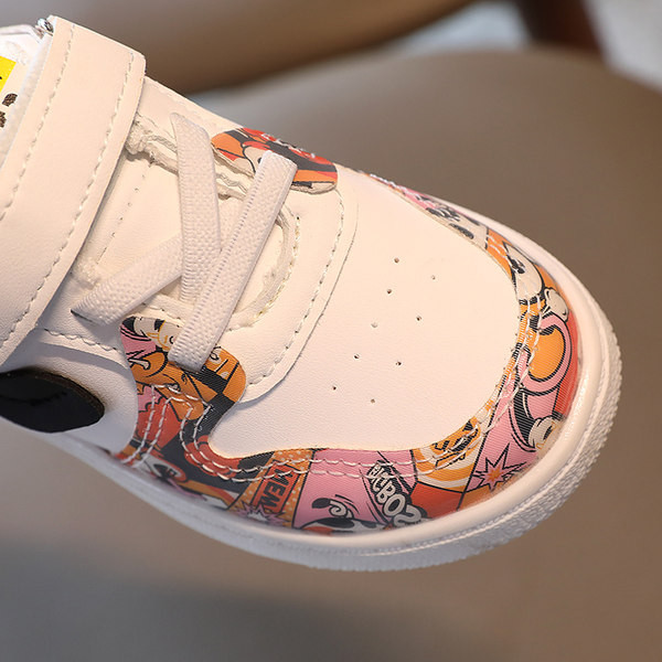 Μοντέρνα παιδικά αθλητικά παπούτσια με επίπεδη σόλα και απλικέ