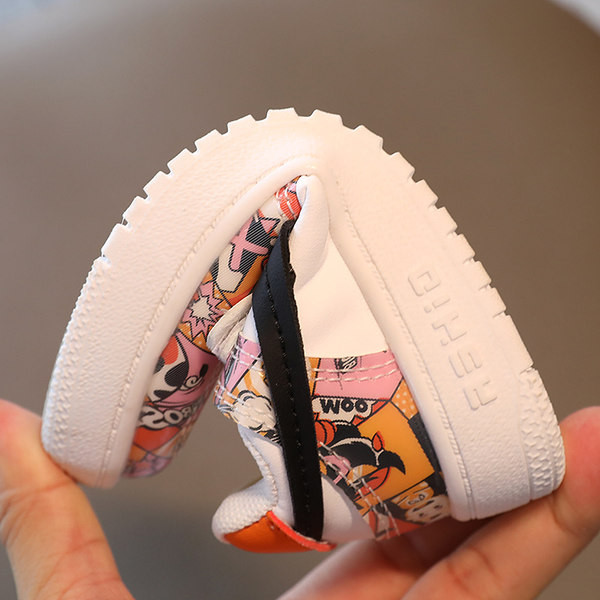 Μοντέρνα παιδικά αθλητικά παπούτσια με επίπεδη σόλα και απλικέ