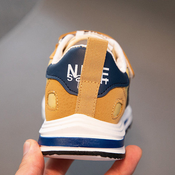 Παιδικά μοντέρνα αθλητικά παπούτσια για αγόρια με επιγραφή