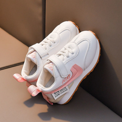 Κομψά παιδικά αθλητικά παπούτσια με επιγραφή και επίπεδη σόλα για κορίτσια