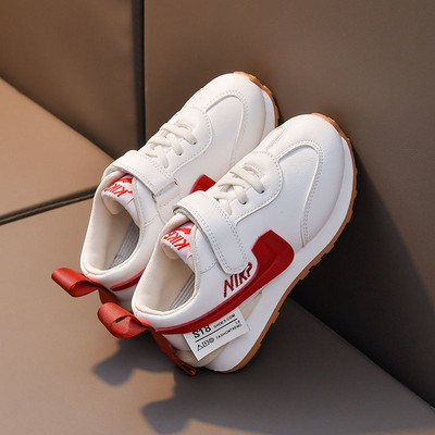 Κομψά παιδικά αθλητικά παπούτσια με επιγραφή και επίπεδη σόλα για κορίτσια