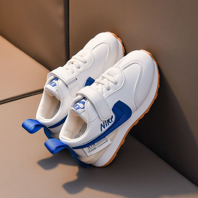 Κομψά παιδικά αθλητικά παπούτσια με επιγραφή και επίπεδη σόλα για κορίτσια