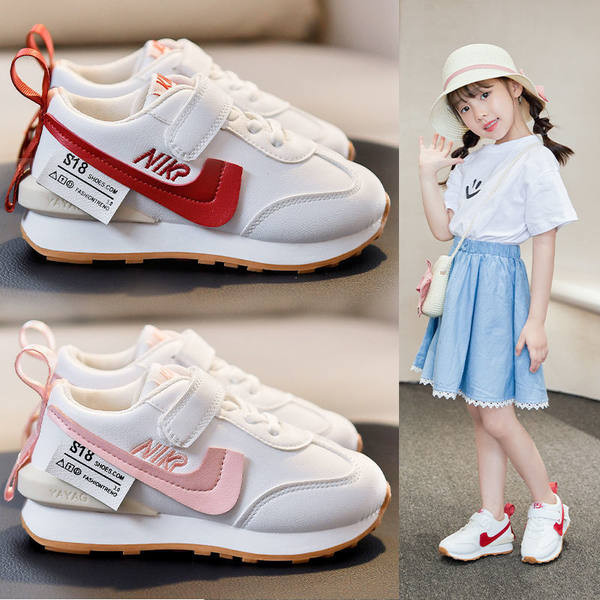 Κομψά παιδικά αθλητικά παπούτσια με επιγραφή και επίπεδη σόλα για κορίτσια