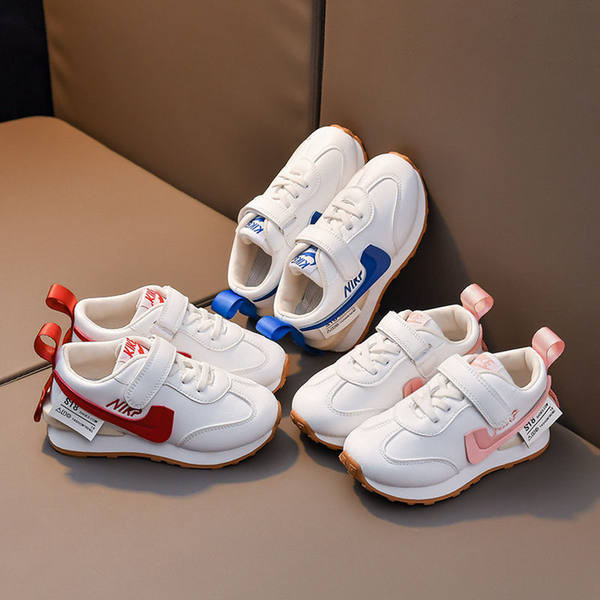 Κομψά παιδικά αθλητικά παπούτσια με επιγραφή και επίπεδη σόλα για κορίτσια