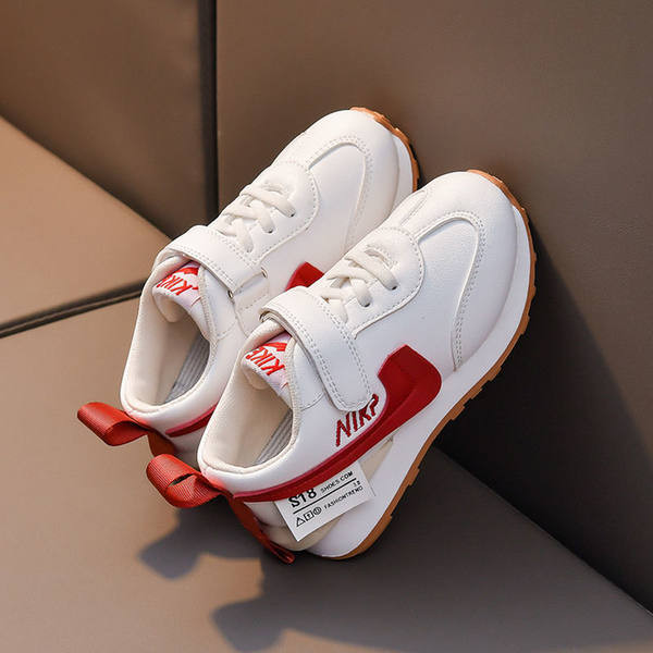 Κομψά παιδικά αθλητικά παπούτσια με επιγραφή και επίπεδη σόλα για κορίτσια