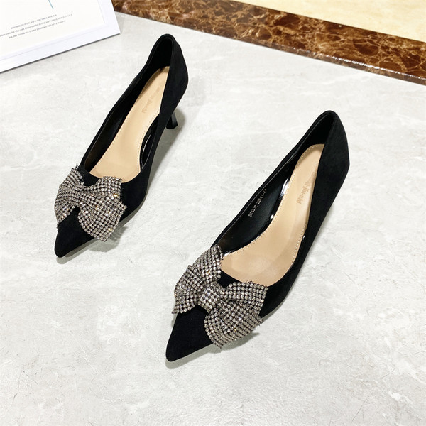 Γυναικεία βελούδινα παπούτσια με πέτρες και κορδέλες