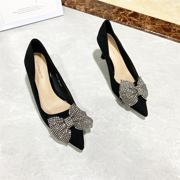 Γυναικεία βελούδινα παπούτσια με πέτρες και κορδέλες